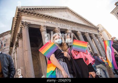 Rom, Italien. Oktober 2020. Demonstration vor dem Pantheon in Rom zur Unterstützung des Dekrets gegen Homotransphobie (Foto: Matteo Nardone/Pacific Press) Quelle: Pacific Press Media Production Corp./Alamy Live News Stockfoto