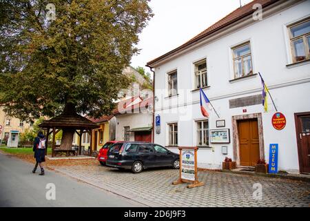 St. John unter der Klippe, Tschechische republik, 11 Oktober, 2020: Museum der kleinen mystischen Stadt Böhmen Stockfoto