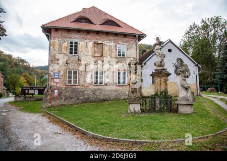 St. John unter der Klippe, Tschechische republik, 11 Oktober, 2020: Kleine mystische Stadt Böhmen Stockfoto