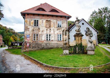 St. John unter der Klippe, Tschechische republik, 11 Oktober, 2020: Kleine mystische Stadt Böhmen Stockfoto