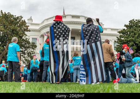 Washington, Vereinigte Staaten Von Amerika. Oktober 2020. Friedliche Demonstranten für Recht und Ordnung hören, wie Präsident Donald J. Trump Bemerkungen hält Samstag, 10. Oktober 2020, auf dem South Lawn des Weißen Hauses Menschen: Präsident Donald Trump Kredit: Storms Media Group/Alamy Live News Stockfoto