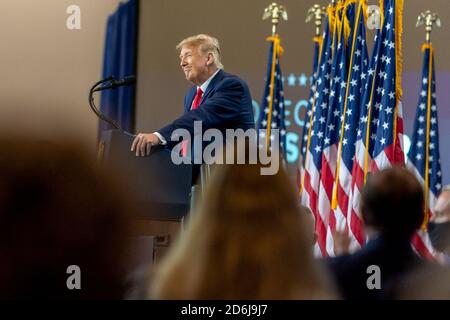 Washington, Vereinigte Staaten Von Amerika. Oktober 2020. Präsident Donald J. Trump hält Bemerkungen während der Protecting AmericaÕs Seniors Veranstaltung Freitag, 16. Oktober 2020, im Caloosa Sound Convention Center & Amphitheatre in Fort Myers, Florida.Personen: Präsident Donald Trump Kredit: Storms Media Group/Alamy Live News Stockfoto