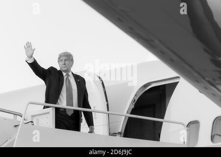 Washington, Vereinigte Staaten Von Amerika. Oktober 2020. Präsident Donald J. Trump Wellen, wie er die Air Force One an der Joint Base Andrews, MD. Dienstag, 13. Oktober 2020, auf dem Weg zu John Murtha Johnstown-Cambria County Airport in Johnstown, Pa. Personen: Präsident Donald Trump Kredit: Storms Media Group/Alamy Live News Stockfoto