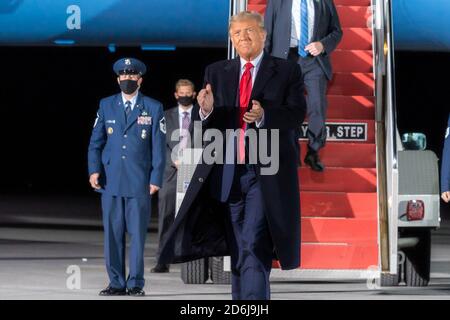 Johnstown, Vereinigte Staaten Von Amerika. 13. Oktober, 2020. Esident Donald J. Trump applaudiert, als er die Air Force One am John Murtha Johnstown-Cambria County Airport aussteigt Dienstag, 13. Oktober 2020, in Johnstown, Pennsylvania. Personen: Präsident Donald Trump Kredit: Storms Media Group/Alamy Live News Stockfoto