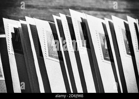 Briefe in gestempelten Umschlägen, für die Big Send-Initiative von Vote Forward, im Sonnenlicht gefräunt schaffen Linien von dunklen Schatten Stockfoto