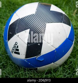 Neu Delhi, Indien - Januar 26 2020: Ein Fußballspieler hält Adidas 'Uniforia' offiziellen Spielball für 'UEFA Euro 2020' Turnier, Vorbereitung für Stockfoto