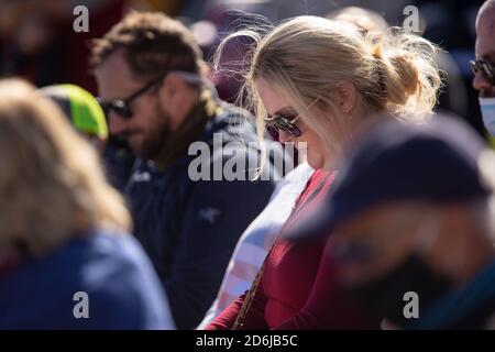 Reading, Pennsylvania, USA. Oktober 2020. Eine Frau betet während eines Gebets vor einer Veranstaltung mit Vizepräsident MIKE PENCE. Quelle: Dave Hernandez/ZUMA Wire/Alamy Live News Stockfoto