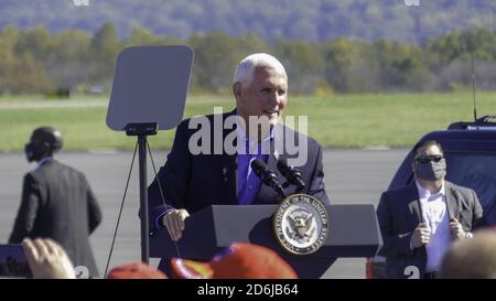 Pennsylvania, USA. Oktober 2020. (NEU) Make America Great Again Rallye mit Vizepräsident Pence in Pennsylvania. 17. Oktober 2020, Reading, Pennsylvania, USA: Der US-Vizepräsident Mike Pence hält eine MAGA; Make America Great Again, Kundgebung in Reading, Pennsylvania in dem Bemühen, mehr Stimmen für Donald Trump für die Präsidentschaftswahl am 3. November zu bekommen.Quelle: Julia Mineeva/Thenews2 Quelle: Julia Mineeva/TheNEWS2/ZUMA Wire/Alamy Live News Stockfoto