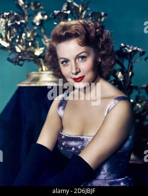 Rhonda Fleming (geboren Marilyn Louis; 10. August 1923) ist eine pensionierte amerikanische Film-/Fernsehschauspielerin und Sängerin. Sie agierte in mehr als vierzig Filmen, meist in den 1940er und 1950er Jahren, und wurde als eine der glamourösesten Schauspielerinnen ihrer Zeit bekannt. Sie erhielt den Spitznamen "Queen of Technicolor", weil ihr faires Aussehen und ihr flammendes rotes Haar in Technicolor außergewöhnlich gut fotografiert wurden.Quelle: Hollywood Photo Archive/MediaPunch Stockfoto