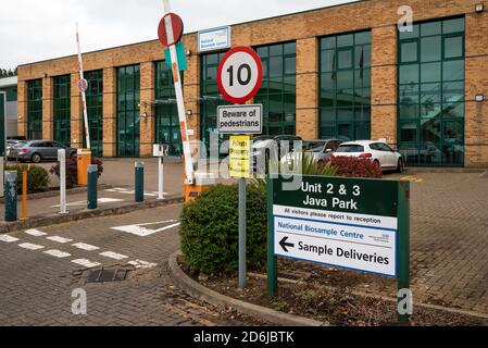 Britisches Biozentrum Milton Keynes COVID-19 Testlabor. Dies ist eines von 7 Lighthouse Labs in Großbritannien, das eine sehr große Anzahl von COVID-19 Testabstrichen aus ganz Großbritannien analysiert. Das Gebäude wurde ursprünglich als nationales Biosample-Zentrum im Jahr 2015 zu einem Preis von £24m für die Erforschung von Krankheiten wie Diabetes und Demenz eröffnet und konnte Millionen von biologischen Proben bei sehr niedrigen Temperaturen speichern. Kürzlich machte Virologe Dr. Julian Harris Behauptungen über Sicherheitsverletzungen und unzureichende Ausbildung im Milton Keynes Labor, die zu Presseartikeln führten und die HSE involvierten. Quelle: Stephen Bell/Alamy. Stockfoto