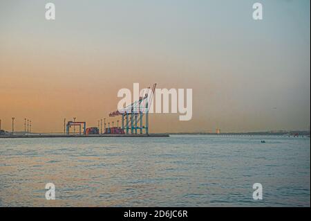 Riesige Hafenportal-Portalkrane und viele Intermodal-Container stehen im Hafen von Odessa an der Schwarzmeerküste bei Sunset. Odessa, Ukraine Stockfoto