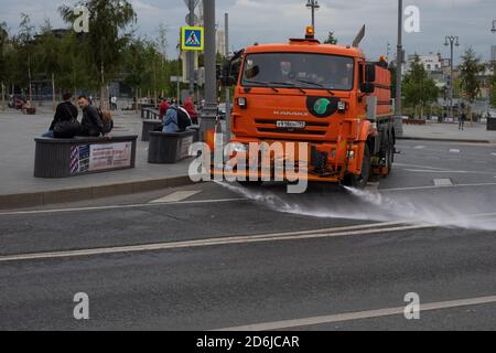 Moskau, Russland - 24. August 2020: KAMAZ-Waschmaschine, die die Straße der Hauptstadt mit Shampoo und Wasser wäscht. Stockfoto