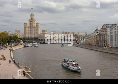 Moskau, Russland - 24. August 2020. Stadtlandschaft des Moskwa Flusses, Kremldamm und Rauschskaja Damm. Touristenboote, Brücke und historische Sta Stockfoto