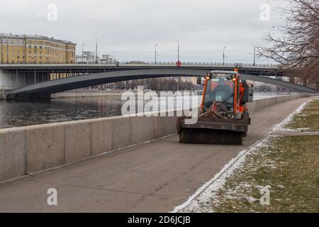 Moskau, Russland - 7. Januar 2020: Städtische Straßenreinigung von Schlamm und Schnee, kompakte Reinigungsgeräte auf den Straßen der Hauptstadt. Stadtlandschaft in Stockfoto