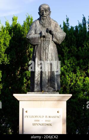 St. Leopold Mandić, O.F.M. Kap. (Leopold von Castelnuovo), (12. Mai 1866 – 30. Juli 1942), kroatischer Kapuzinermönch und katholischer Priester. Eine Statue. Stockfoto