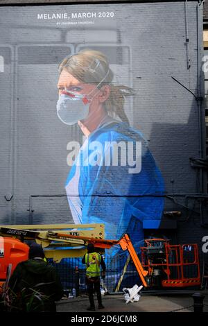Künstler Peter Barber beendet Wandbild in Manchester zeigt Krankenschwester Melanie Senior. Wandbild nach einer Fotografie von Johannah Churchill. 17. Oktober 2020. Stockfoto