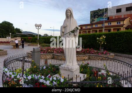 Die Statue der Königin des Friedens in der Nähe der St. James Kirche in Medjugorje, Bosnien und Herzegowina. Stockfoto