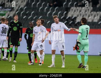 17. Oktober 2020, Nordrhein-Westfalen, Mönchengladbach: Fußball: Bundesliga, Bor. Mönchengladbach - VfL Wolfsburg, 4. Spieltag im Borussia Park: Mönchengladbacher Torwart Yann Sommer und Christoph Kramer High-Five neben Tony Jantschke (von rechts nach links). Hinter Wolfsburgs Torschütze Wout Weghorst. Foto: Bernd Thissen/dpa - WICHTIGER HINWEIS: Gemäß den Vorschriften der DFL Deutsche Fußball Liga und des DFB Deutscher Fußball-Bund ist es verboten, im Stadion und/oder aus dem Spiel fotografierte Aufnahmen in Form von Sequenzbildern und/oder vid zu nutzen oder auszubeuten Stockfoto