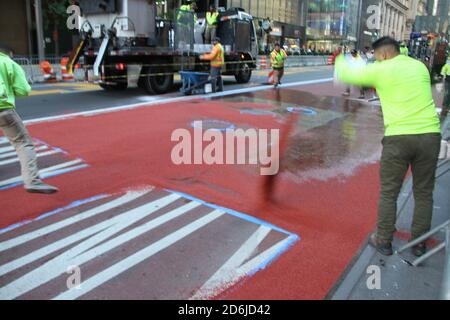 New York, USA. Oktober 2020. (NEU) Straßenbelag mit Kies verursacht starken Verkehr in Manhattan. 17. Oktober 2020, New York, USA: Arbeiter werden gesehen, wie sie auf der 5th Avenue vor dem Trump Tower in New York eine Schotterstraße mit der 57th Street aufbringen und bei kaltem Wetter schweren Verkehr von Fahrzeugen und Fußgängern verursachen. Kredit: Niyi Fote/Thenews2. Quelle: Niyi Fote/TheNEWS2/ZUMA Wire/Alamy Live News Stockfoto