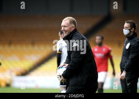 Burslem, Staffordshire, Großbritannien. Oktober 2020. Salford City Mitinhaber und Interim Manager Paul Scholes in der Dugout, als er übernimmt die Leitung des Teams zum ersten Mal in der League Two Fixture im Vale Park gegen Port Vale spielte hinter verschlossenen Türen aufgrund der Coronavirus-Pandemie. Salford City verlor das Spiel 1:0. Stockfoto