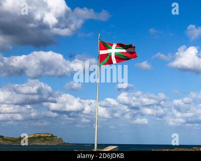 Ikurrina Flagge, Symbol und Flagge der Autonomen Gemeinschaft Baskenland. Mundaka, Spanien Stockfoto