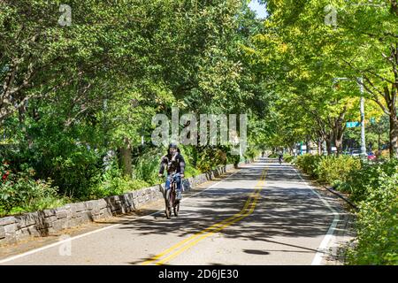 Radler auf dem Fahrrad- und Joggingpfad entlang des West Side Highway, New York City, New York, USA Stockfoto