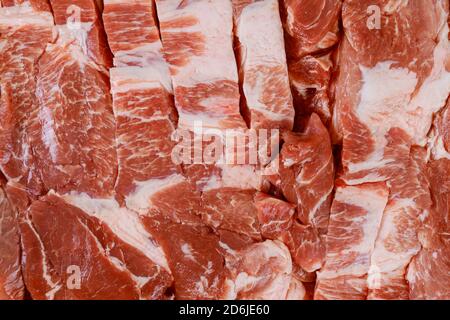 Geschnittenes rohes Schweinefleisch isoliert auf weißem Hintergrund. Nahaufnahme. Stockfoto