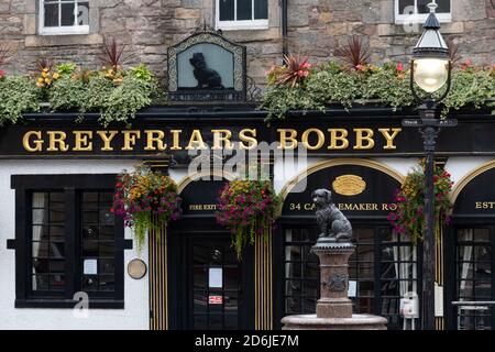 Greyfriars Bobby Statue außerhalb Greyfriars Bobby Bar, Edinburgh, Schottland, Großbritannien Stockfoto