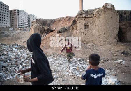 Teheran. Oktober 2020. Kinder spielen in einem Slum am Stadtrand von Teheran, Iran, am 17. Oktober 2020, dem Internationalen Tag zur Beseitigung der Armut. Quelle: Ahmad Halabisaz/Xinhua/Alamy Live News Stockfoto