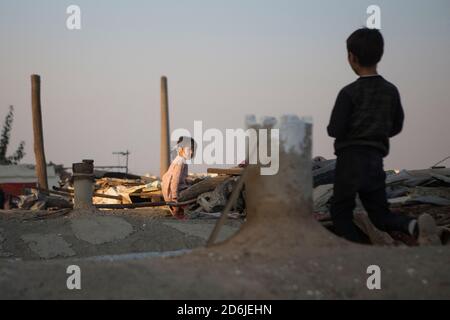 Teheran. Oktober 2020. Kinder werden am 17. Oktober 2020, dem Internationalen Tag zur Beseitigung der Armut, in einem Slum am Stadtrand von Teheran, Iran, gesehen. Quelle: Ahmad Halabisaz/Xinhua/Alamy Live News Stockfoto