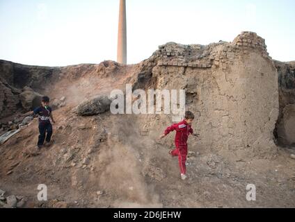 Teheran. Oktober 2020. Kinder spielen in einem Slum am Stadtrand von Teheran, Iran, am 17. Oktober 2020, dem Internationalen Tag zur Beseitigung der Armut. Quelle: Ahmad Halabisaz/Xinhua/Alamy Live News Stockfoto