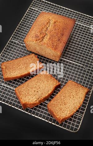 Honigkuchenscheiben auf Kühlregal, Hochwinkelansicht Stockfoto