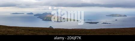 Panorama der Blasket-Inseln vom Mount Eagle aus gesehen (Sliabh an Iolair) Auf der Halbinsel Dingle entlang des Wild Atlantic Way in Irland Stockfoto