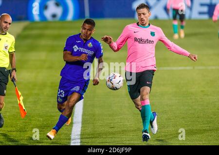 Madrid, Spanien. Oktober 2020. Cucho Hernandez von Getafe CF in Aktion mit Clement Lenglet vom FC Barcelona während des Liga-Spiels zwischen Getafe CF und FC Barcelona im Coliseo Alfonso Perez am Oktober 17 2020 Credit: DAX Images/Alamy Live News Stockfoto