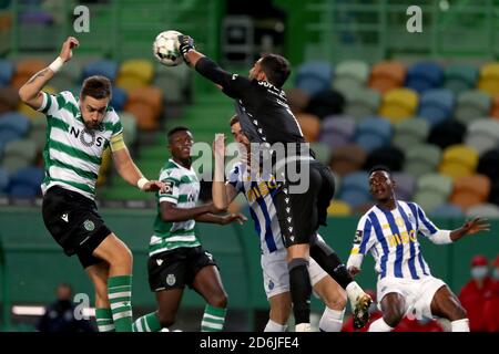 Lissabon, Portugal. Oktober 2020. Sporting-Torwart Antonio Adan (C) macht sich während des Fußballspiels der Portugiesischen Liga zwischen Sporting CP und FC Porto am 17. Oktober 2020 im Jose Alvalade Stadion in Lissabon, Portugal, sicher. Quelle: Pedro Fiuza/ZUMA Wire/Alamy Live News Stockfoto