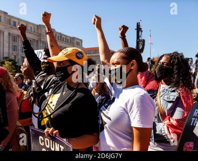 Washington, DC, USA, 17. Oktober 2020. Im Bild: #CountOnUs März und Text-A-Thon, veranstaltet vom Frauenmarsch. Tausende von Menschen versammelten sich am Freedom Plaza, bevor sie in einer Show der Macht der politischen Macht der Frauen um das Capitol zur National Mall marschierten. Der Marsch endete mit einem "Get out the Vote Text-a-thon" auf der National Mall. Kredit: Allison Bailey/Alamy Live Nachrichten Stockfoto