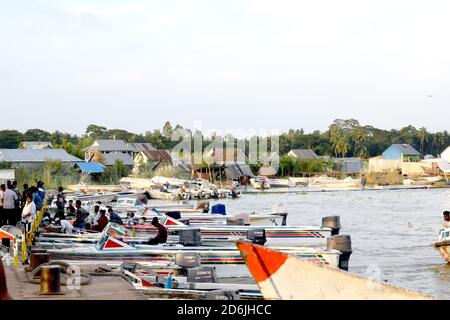 Menschen Transport im Fluss mit dem Schnellboot,kleines Boot,das Foto wurde von Padma River,MAOA,Dhaka am 18. Oktober 2020 aufgenommen. Stockfoto