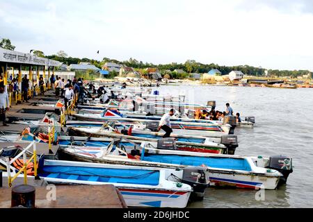 Menschen Transport im Fluss mit dem Schnellboot,kleines Boot,das Foto wurde von Padma River,MAOA,Dhaka am 18. Oktober 2020 aufgenommen. Stockfoto