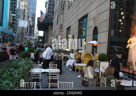 New York, USA. Oktober 2020. (NEU) Fashion House Store an der Bordwand zum Restaurant Outdoor Dining umgebaut. 17. Oktober 2020, New York, USA: Die Bordwand eines berühmten Modehausladens an der 5th Avenue zwischen 57 und 58 Straßen wird in ein Restaurant im Freien verwandelt, da New YorkÃ¢â‚¬â„¢Restaurants noch immer auf einer Kapazität von 25% indoor Dining in dem Bemühen, die Ausbreitung von Coronavirus einzudämmen.Kredit : Niyi Fote /Thenews2. Quelle: Niyi Fote/TheNEWS2/ZUMA Wire/Alamy Live News Stockfoto