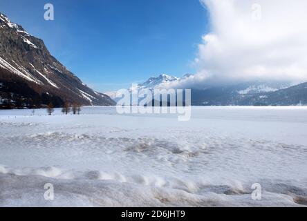 Ein gefrorener Silsersee im Engadin, in der Schweiz Stockfoto