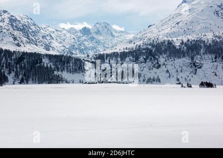 Ein gefrorener Silsersee im Engadin, in der Schweiz Stockfoto
