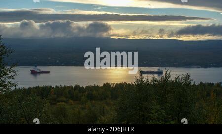 Port Murmansk, schöne Orte der Stadt, Kola Bay, Parks und wunderbare Orte. Denkmal für die Verteidiger der Arktis Stockfoto