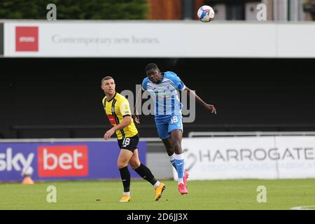 Harrogate, Yorkshire, Großbritannien. Oktober 2020. Yoan Zouma von Barrow bestreitet einen Header mit Jack Muldoon von Harrogate Town während des Sky Bet League 2-Spiels zwischen Harrogate Town und Barrow in Wetherby Road, Harrogate am Samstag, 17. Oktober 2020. (Kredit: Mark Fletcher, Mi News) Kredit: MI Nachrichten & Sport /Alamy Live Nachrichten Stockfoto