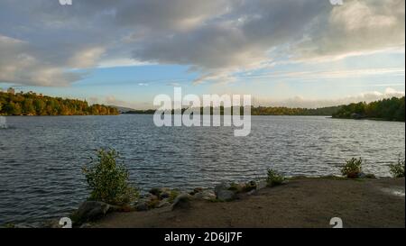 Port Murmansk, schöne Orte der Stadt, Kola Bay, Parks und wunderbare Orte. Denkmal für die Verteidiger der Arktis Stockfoto