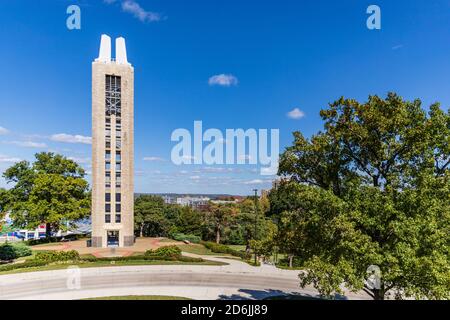 Lawrence, Kansas, USA - 1. Oktober 2020: World war II Memorial Campanile, errichtet 1950, auf dem Campus der University of Kansas Stockfoto