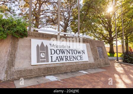 Lawrence, Kansas, USA - 1. Oktober 2020: Willkommen in Downtown Lawrence Zeichen Stockfoto