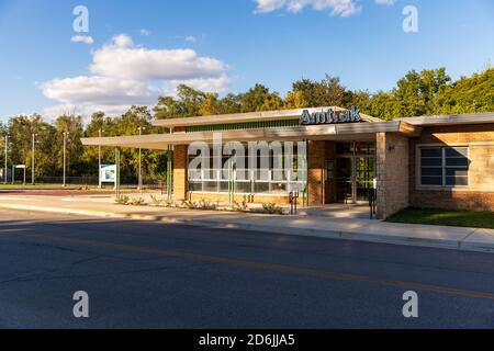 Lawrence, Kansas, USA - 1. Oktober 2020: Amtrak-Bahnhof Lawrence Kansas Stockfoto