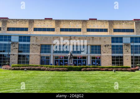 Lawrence, Kansas, USA - 1. Oktober 2020: Historisches Allen Field House auf dem Campus der University of Kansas, Heimat von KU Basketball Stockfoto