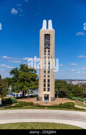 Lawrence, Kansas, USA - 1. Oktober 2020: World war II Memorial Campanile, errichtet 1950, auf dem Campus der University of Kansas Stockfoto