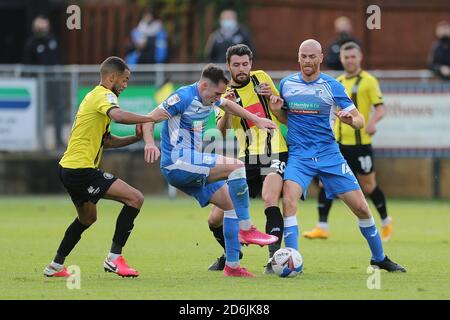 Harrogate, Yorkshire, Großbritannien. Oktober 2020. Barrow's Josh Kay kämpft um Besitz mit Warren Burrell und Connor Hall während des Sky Bet League 2 Spiels zwischen Harrogate Town und Barrow in Wetherby Road, Harrogate am Samstag, 17. Oktober 2020. (Kredit: Mark Fletcher, Mi News) Kredit: MI Nachrichten & Sport /Alamy Live Nachrichten Stockfoto